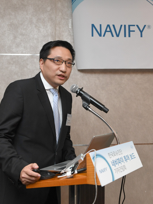 조니 제 한국로슈진단 대표이사 사장이 맞춤의료 비전에 대해 설명하고 있다.             한국로슈진단 제공